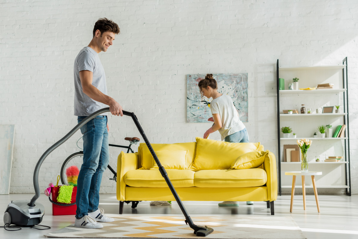 Eğil Bayan Temizlikçi